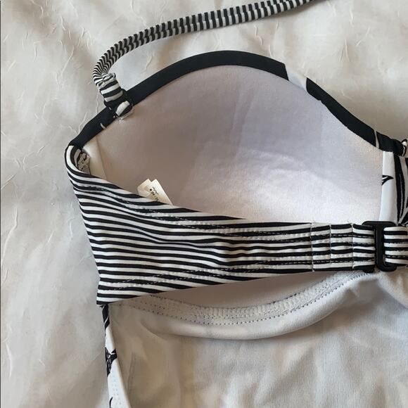 Old Navy black and white floral one piece swimsuit, xs - Picture 6 of 9